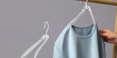 「折りたためるハンガー」で干す、取り外すが超快適に。大切な服の首元ももう伸ばさない