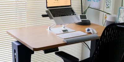 FlexiSpotの昇降デスク導入から約1年。机に向かうのが楽になった