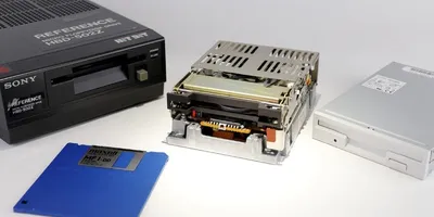 PCやワープロで広く採用、汎用性が高かった3.5インチFDD「OA-D33V」（500KB、1984...
