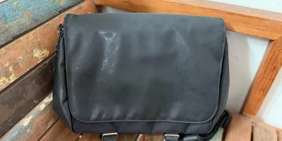 “普段の外出”シーンにちょうどいい。カジュアルすぎないから出番が増えるショルダーバッグ