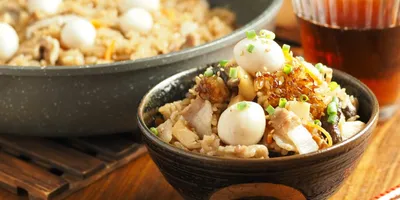 フライパンで炊く「ウーロン茶炊き込みご飯」のレシピ。サクッと丸洗いできて臭いが残る心配ナシ【筋肉料理...