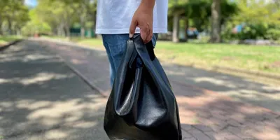 柔らかくて軽くてコンパクト。結局こういうデザインの本革バッグをヘビロテしちゃうんだよね