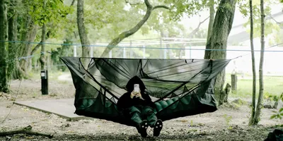 リクライニングもできる軽量フラットな空中テント。しっかり寝落ちできる快適性でした