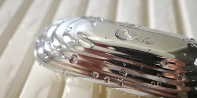 高いスパはもういらない。自宅シャンプーが「なでるだけ」で極上になるリファ