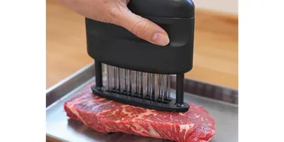 まだ肉、叩いてる？ スーパーの特売肉を「押すだけ」で柔らかくする方法