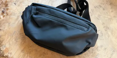 こう見えてPCも収納できます。“薄く見せて、たっぷり入る”ギャップが面白いスリングバッグ