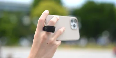 スマホの「握り疲れ」、もうやめませんか？ 身体の専門家が教える「吊るす」新発想で指も姿勢もラクになる