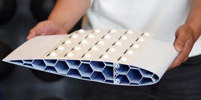 ドリンクのフタについてるポッチをドローンの翼につけてみた。米大の研究