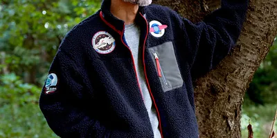 「Zガンダム」A.E.U.G.&「鉄血のオルフェンズ」鉄華団がモチーフ！暖かみのあるボアジャケット登...