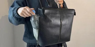 重さ720gってマジ？ 本革なのに超軽量、雨の日も使えるビジネスリュック