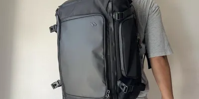 突然の雨でPCが濡れる悪夢。この「強撥水バックパック」に水をぶっかけたら、驚きの結果に