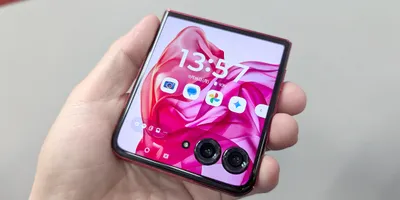 おりたたみスマホを満喫！ 「motorola razr 50 ultra」にワクワクが止まらん