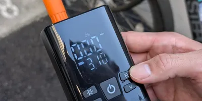 空気入れの常識終わった。「ワンボタンで高速充填」する新時代