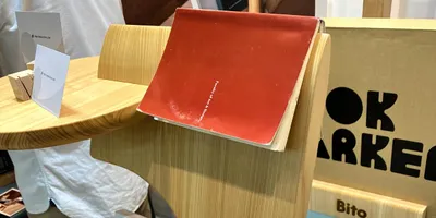 読みかけの本をインテリア化。しおりも兼ね備えたサイドテーブル