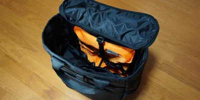 仕事にも使えるジム用バッグ。水や汚れに強く、シューズ収納スペースも完備してます