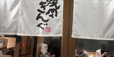 いつも混んでる「焼肉きんぐ」、中国の渡航自粛要請で今なら空いているかも!? 確かめに行ったら…席に着...