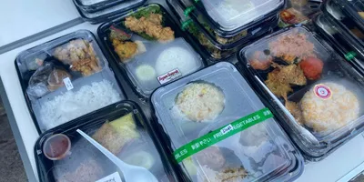 焼き飯やチキンカツカレーが100円以下！ インドネシアの中でも安すぎるお弁当屋さんに行ってみた