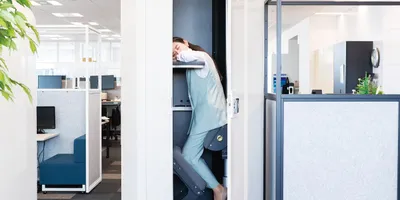 オフィスで立ったまま仮眠できるブース。キリンじゃないんだからさぁ
