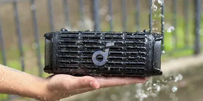 水に落としても壊れない。Soundcore Boom 3iは浮きながら鳴るスピーカー