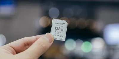 この金属感と手触りは…チタン製のSDカード!?