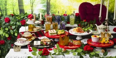 「ディズニー ツイステ」ハーツラビュル寮の“ティーパーティー”にご招待♪ 王冠やトランプを模したメニ...