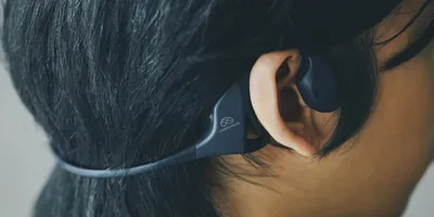 このごろ流行りの耳を塞がないイヤホン、波動のチカラで進化する...?