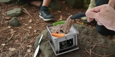 スマホとほぼ同じサイズ。 ｢燕三条｣の技術が詰まった 純チタン製コンロ