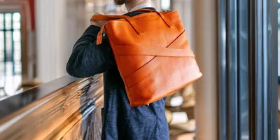 キャリーケースとの一体感がすごい。移動のストレスを解決する「着るように持つ」バッグ