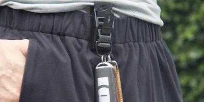 ベルトループがないパンツでもOK。マグネット着脱のスマートなキーチェーン